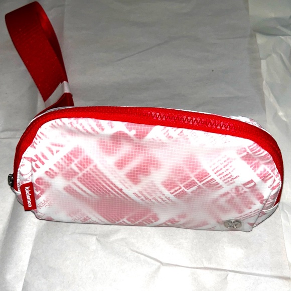 Everywhere Belt Bag Manifesto Print 1L White/Lulu Red - Picture 8 of 11